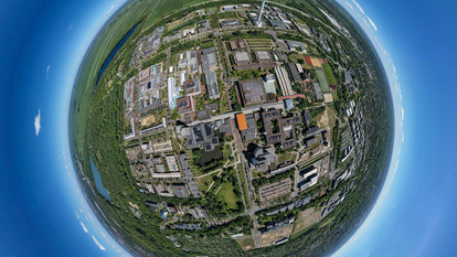 Bild von Partnerinstitutionen im Stil eines Satellitenbildes der Erde  – „Universität Bremen und Leibniz-Institut für Präventionsforschung und Epidemiologie